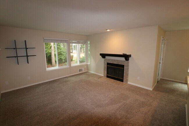 Building Photo - Spacious 1 Bed 1 Bath Corner Unit in North...
