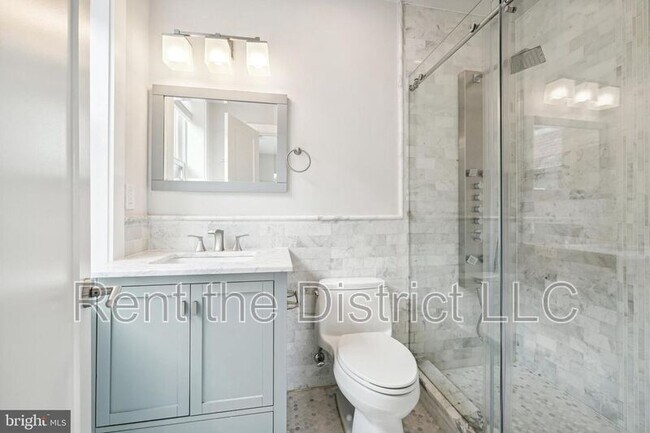 Building Photo - 608 Roxboro Pl NW