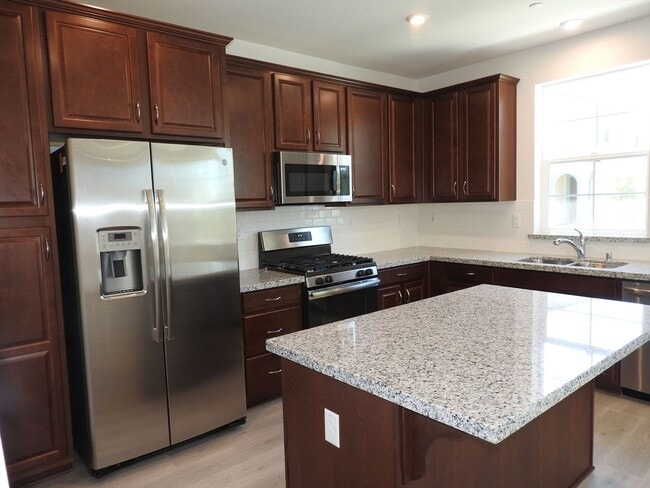 Building Photo - Beautiful Home in Roseville