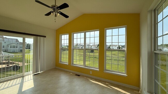 Building Photo - Large Spotsy Colonial