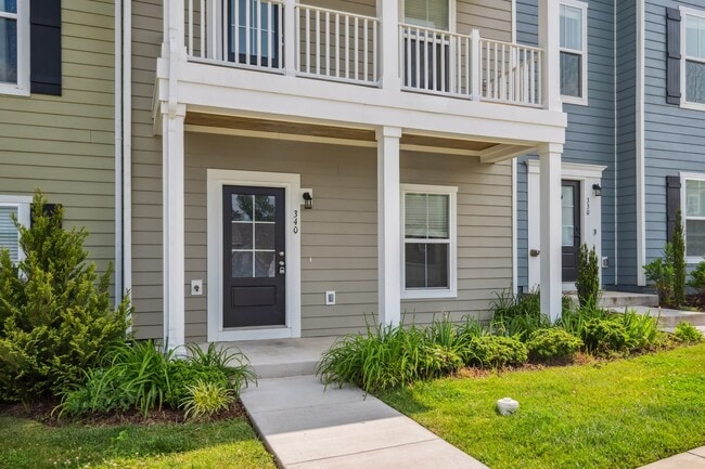 Building Photo - 3 bed/ 3 1/2 bath.  Dog Friendly.