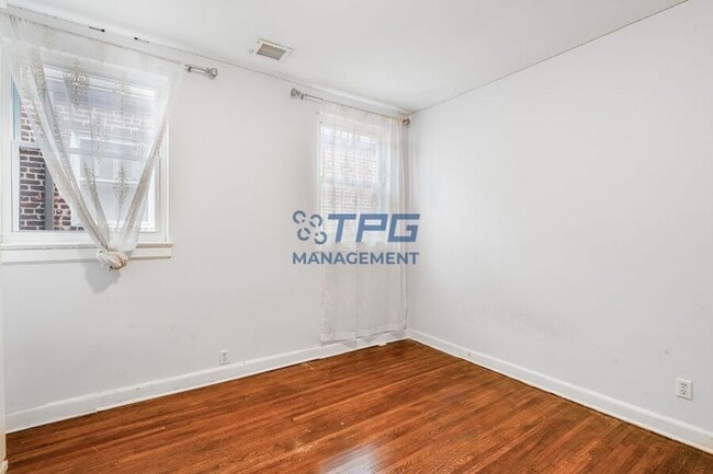 Building Photo - 121 Bentley Ave