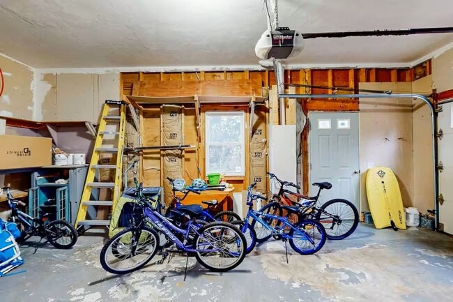 Building Photo - Large 5Br 3 1/2Ba Modern Home in Falmouth ...