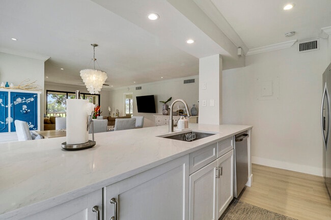 Building Photo - 438 Brackenwood Ln S