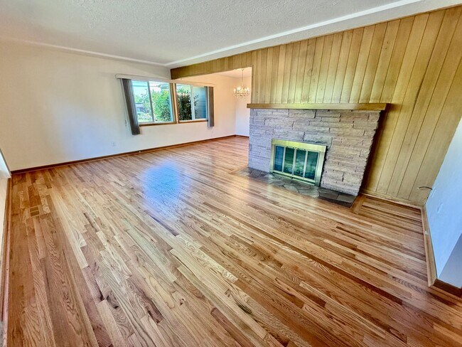 Building Photo - Spacious, Remodeled 5bd/3bath Cherry Park Home with Large Fenced Garden and Finished Basement