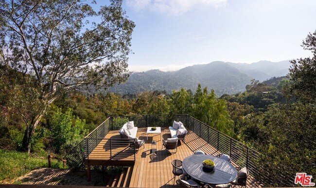 Building Photo - 21338 Colina Dr