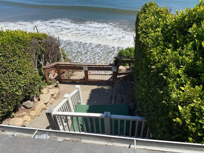 Building Photo - 6581 Del Playa Dr