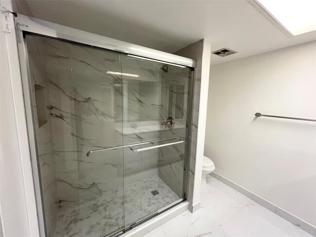 Building Photo - 6005 Del Lago Cir