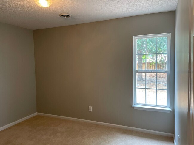 Building Photo - 3 bedroom/2 bathroom home with one-car gar...
