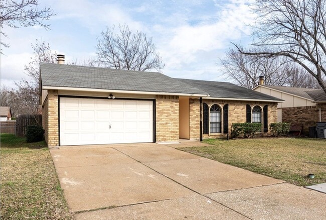 Building Photo - 504 Woodcrest Way