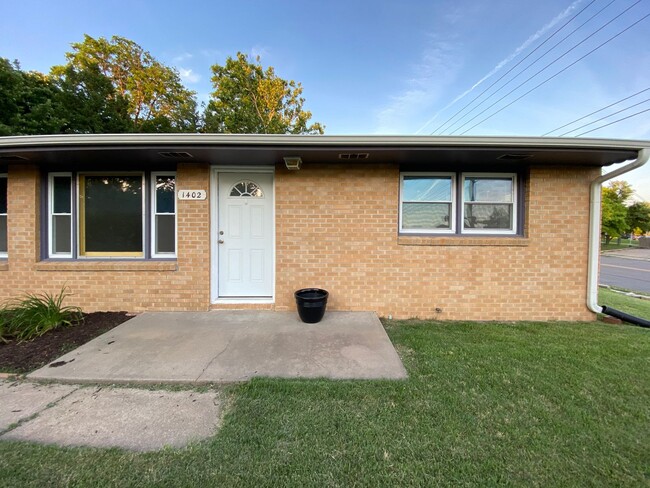 Building Photo - 1402/1404 Hillcrest Drive