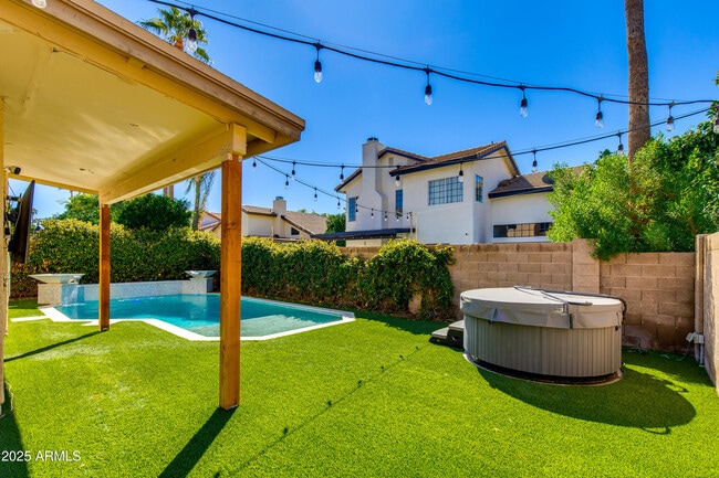 Building Photo - 2119 E New Bedford Dr