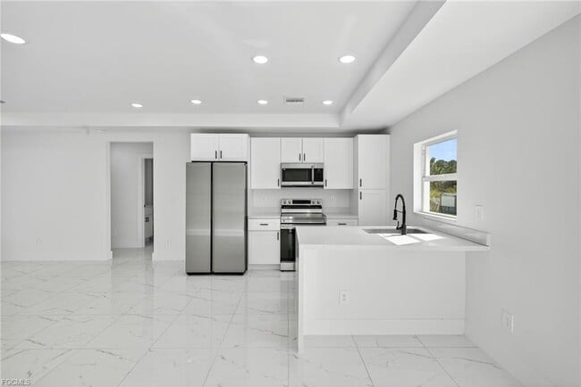 Building Photo - 1108 Eauclaire St E