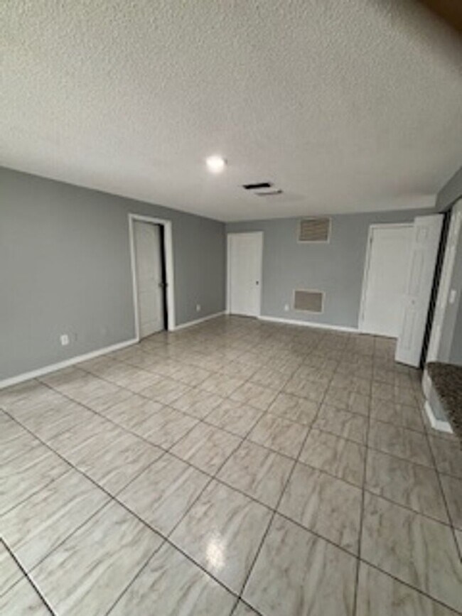 Building Photo - Large  3 bedroom, 2 bath pool home.