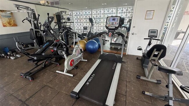 Building Photo - 3040 NE 16th Ave