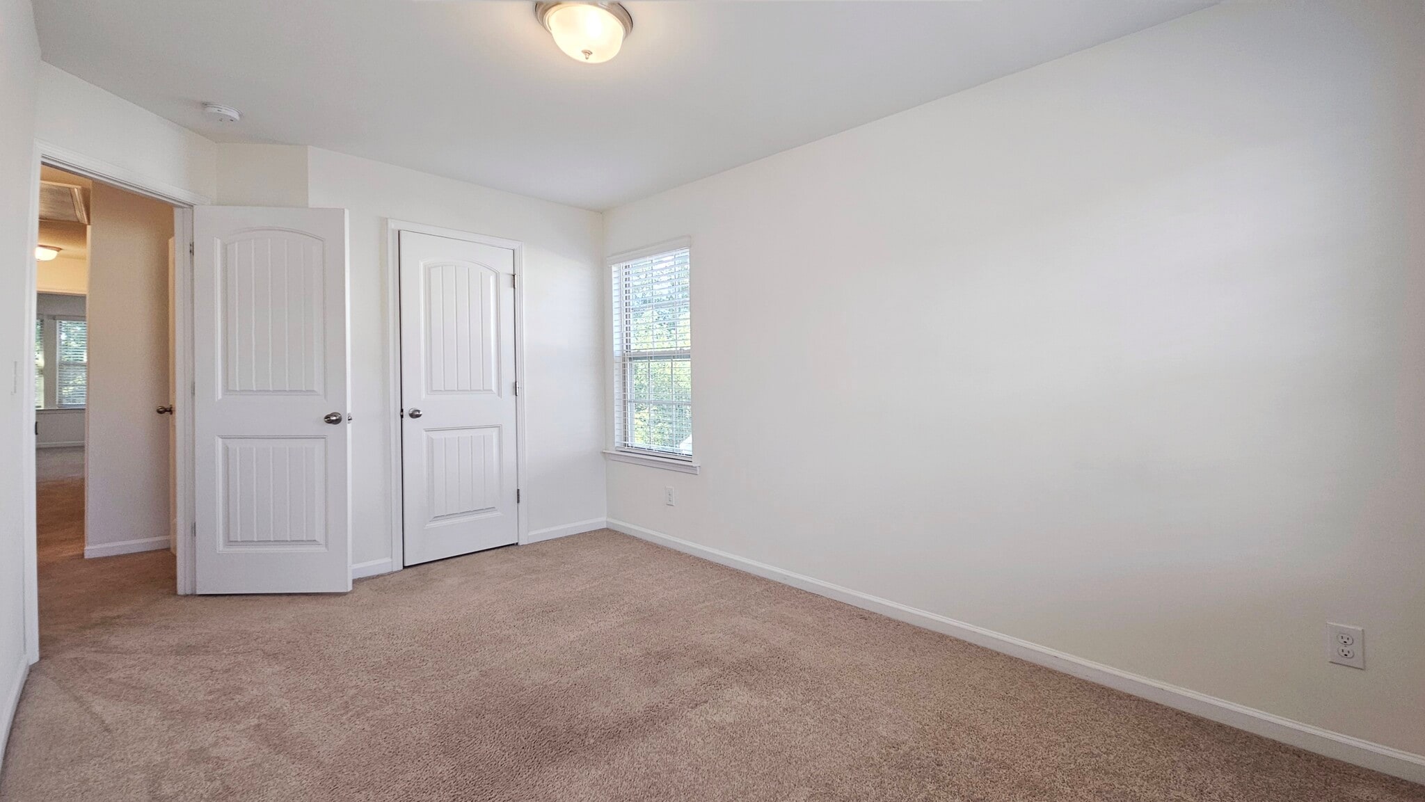 Building Photo - 90 W Grove Point Dr