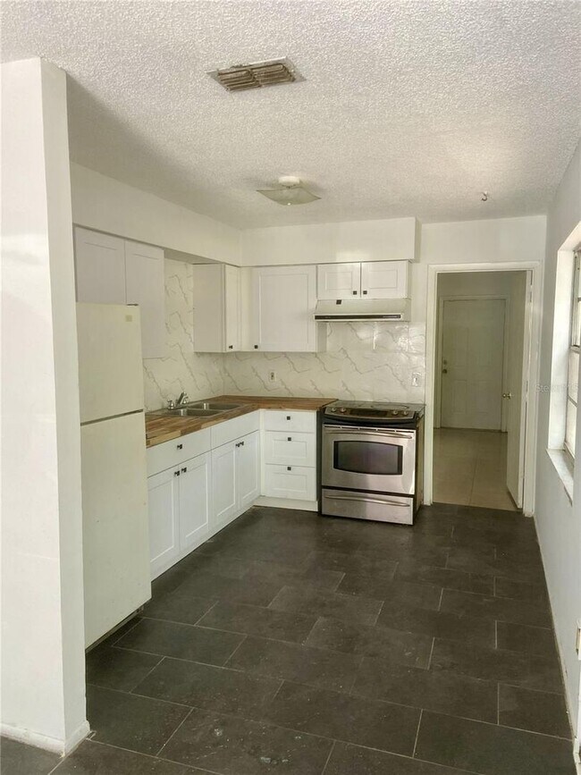 Building Photo - 5613 7th St Ct E