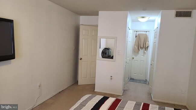 Building Photo - 5616 Bloomfield Dr