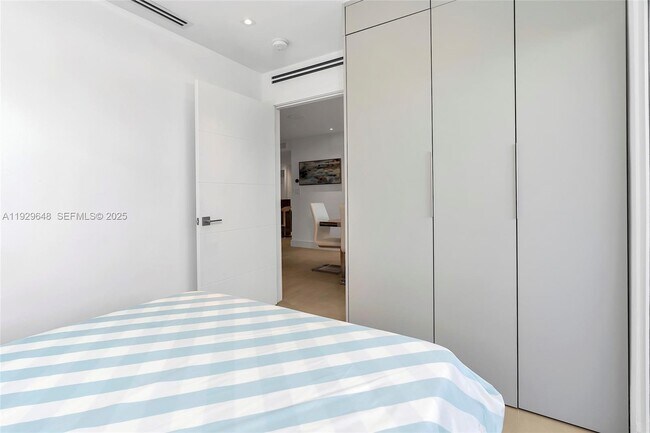 Building Photo - 325 Ocean Dr