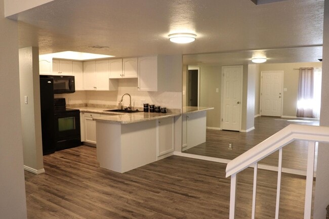 Building Photo - Beautiful remodeled 3 bedroom 2.5 bathroom...
