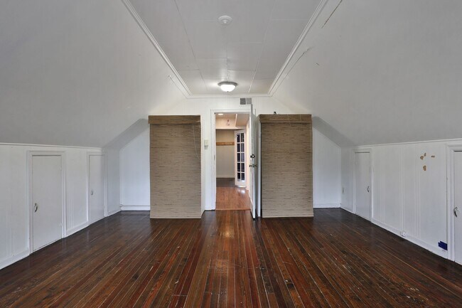 Building Photo - Awesome House for your Large Group - HUGE HOUSE with 3 Floors - 3 Kitchens, 3 Bathrooms, Awesome ...