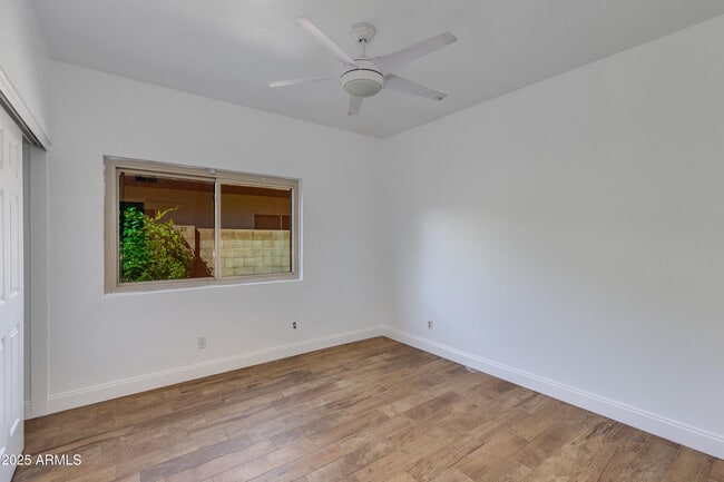 Building Photo - 2119 E New Bedford Dr