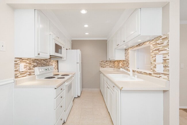 Building Photo - 1/2 off First month's rent! Beautifully updated Ground Floor 2 Bedroom 1 Bath Water/Sewer/Garbage...