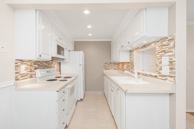 Building Photo - Beautifully updated Ground Floor 2 Bedroom...