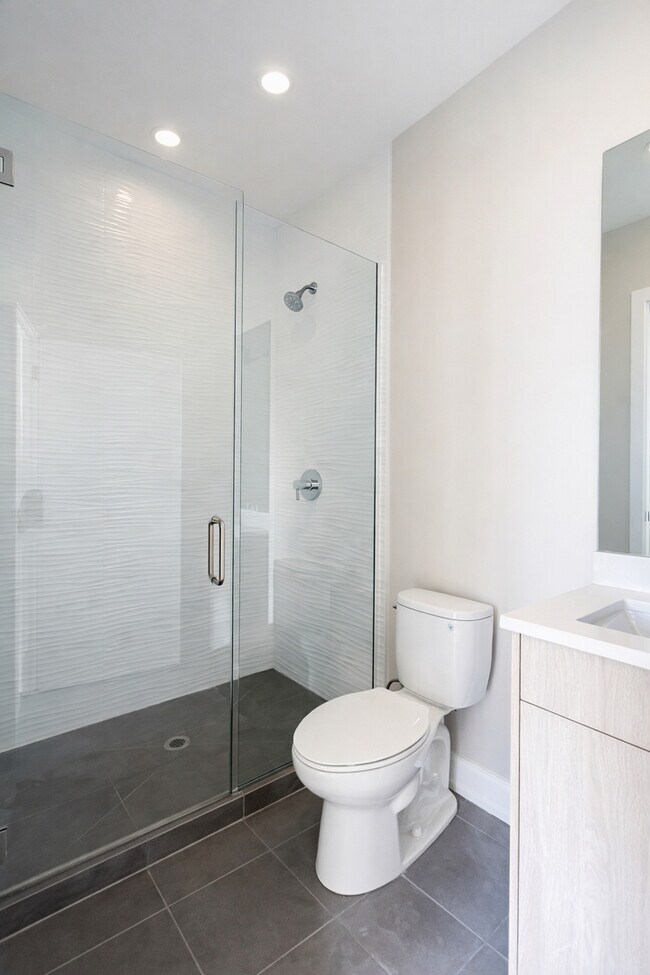 Building Photo - 3244 N Lincoln Ave