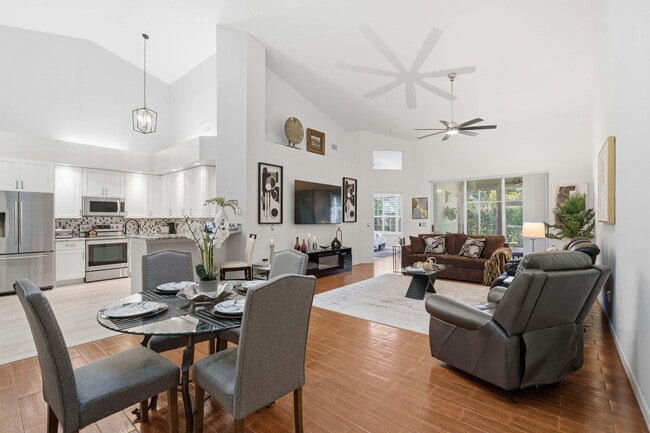 Building Photo - 1632 SW Harbour Isles Cir