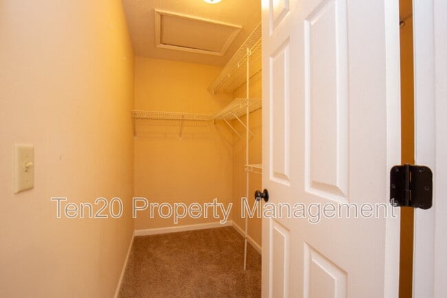 Building Photo - 11 Leah Ct