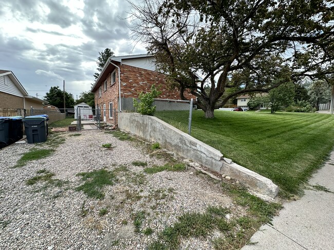 Building Photo - 613 Killarney Dr