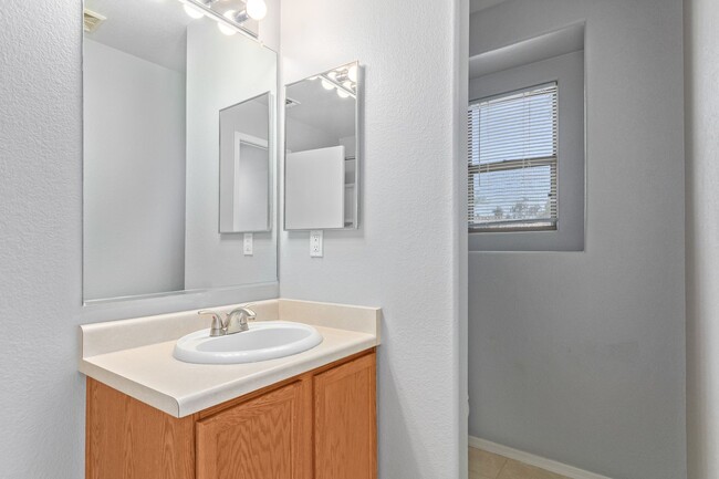 Building Photo - Amazing 3 Bedroom Home in Great Queen Cree...
