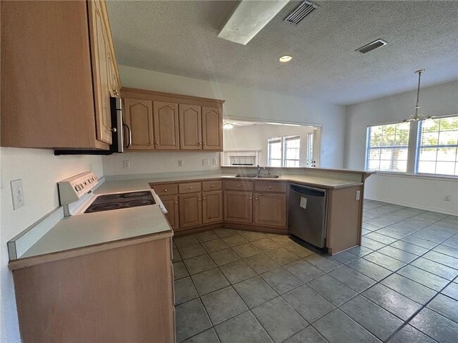 Building Photo - 5463 Henning Dr W