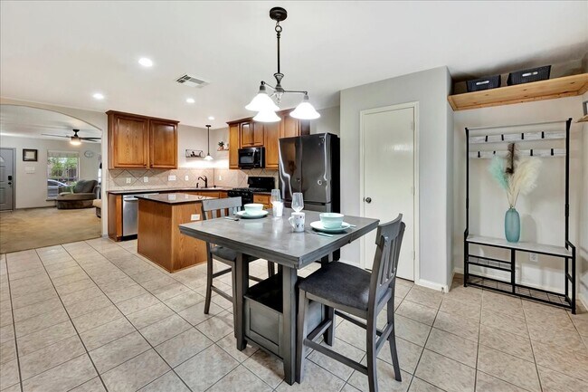 Building Photo - 4026 Bentwood Dr