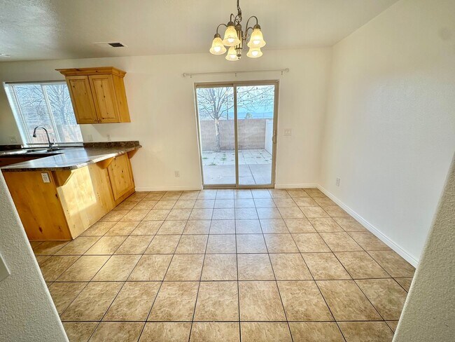 Building Photo - 3 Bedroom End Unit Townhome!