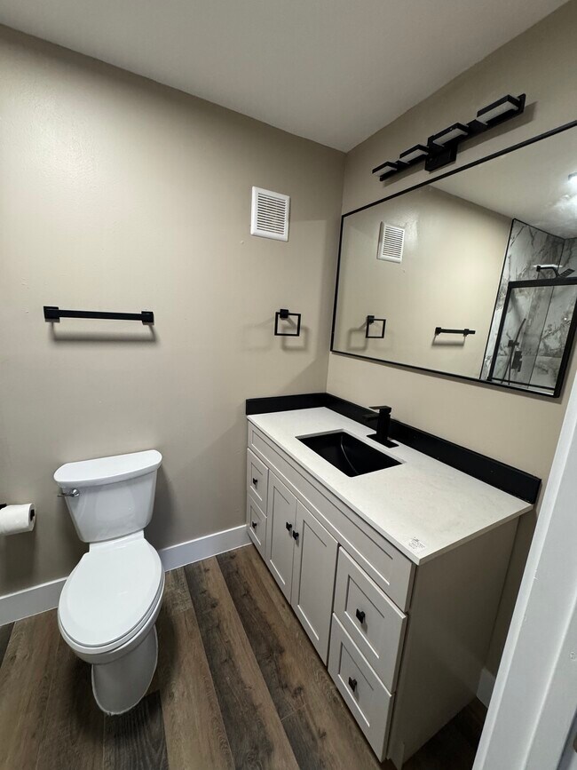 Building Photo - 1919 Summer Club Dr