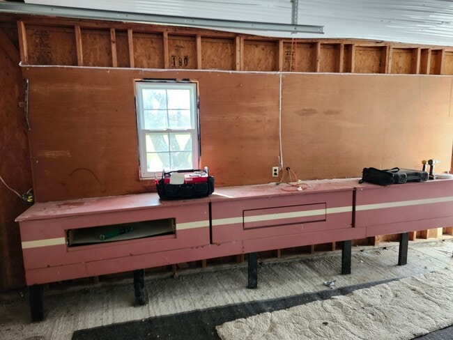 Building Photo - Large 4 BR, 2 Bath Country Home and Workshop