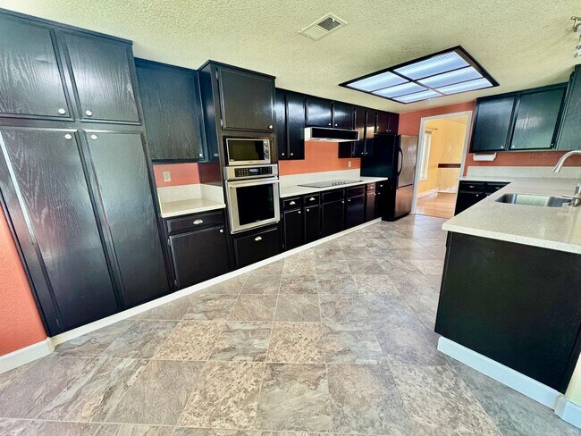 Building Photo - Spacious 4 Bed/2Ba Home in Richmond with Large Backyard!