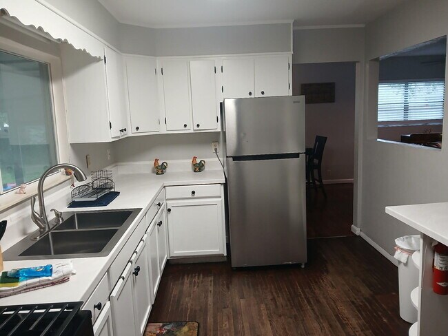Building Photo - 853 Fairview Dr