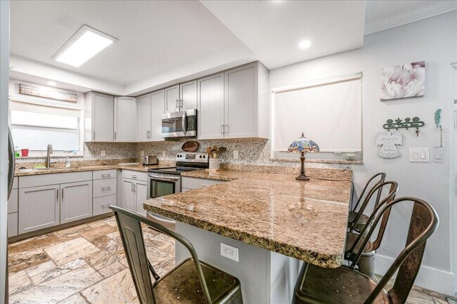 Building Photo - 1203 Hillsboro Mile