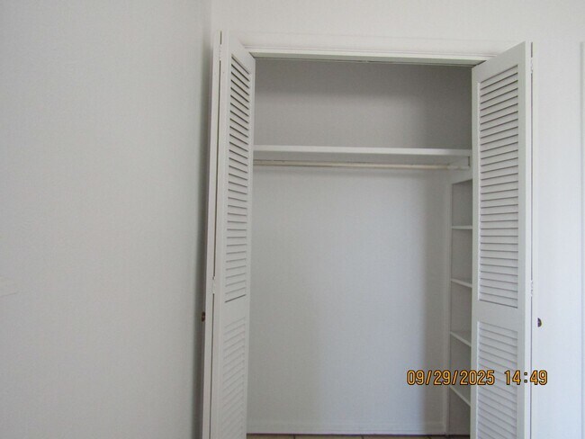 Building Photo - Very nice spacious home! No Carpet! Pet Fr...