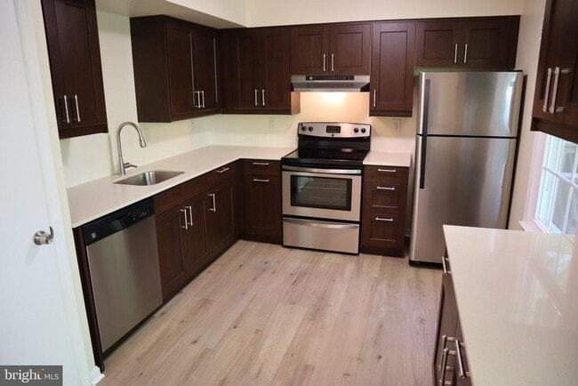 Building Photo - 10848 Douglas Ave