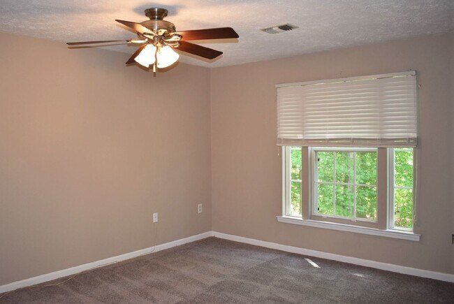 Building Photo - 2 BR, 2 BA Pemberton Oaks Condo