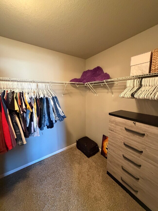 Building Photo - Charming 3-Bed 2.5-Bath Townhouse with Granite Finishes Near Jordan Creek Town Center