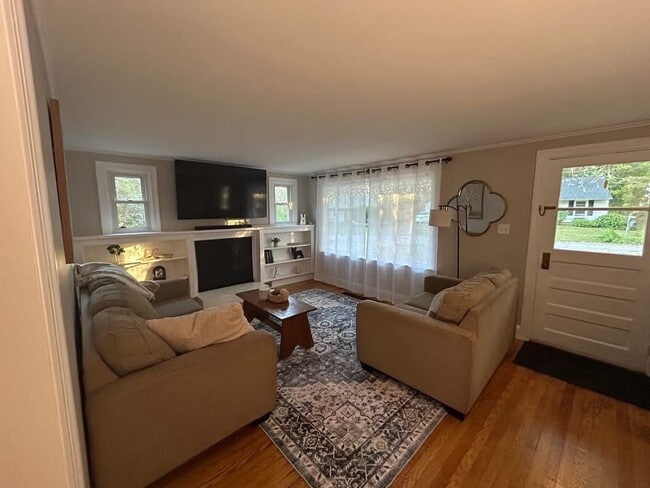 Building Photo - 8 Pine Rd