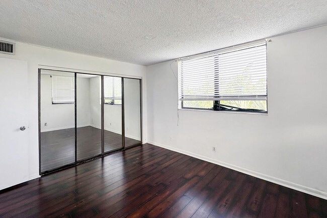 Building Photo - 1900 N Congress Ave