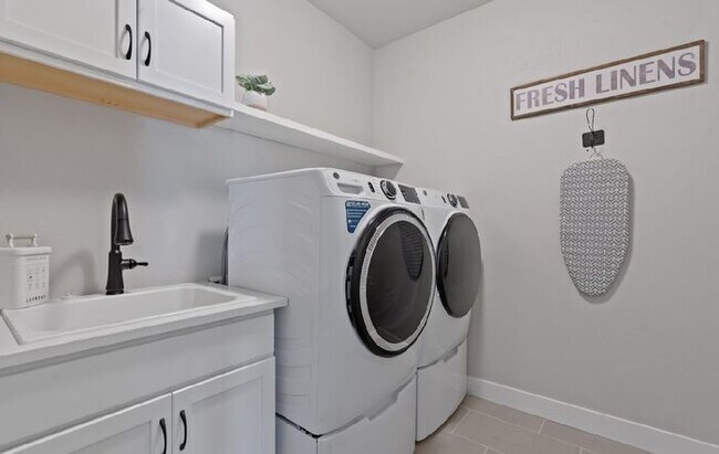 Building Photo - Gorgeous 3 bed/ 3.5 bath Condo At Heron La...