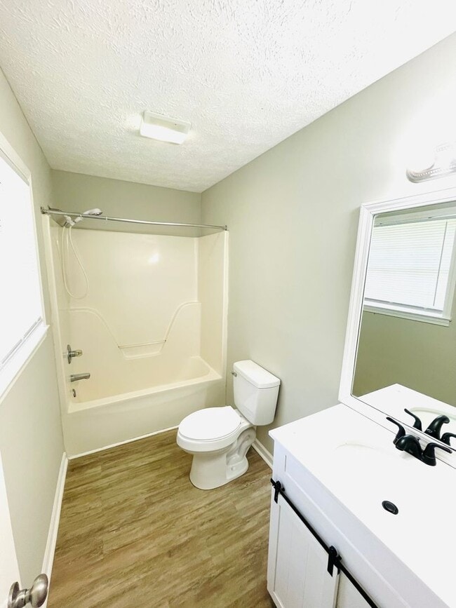 Building Photo - ** 3 Bed 2 Bath home in Forest Hills ** Ca...