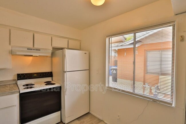 Building Photo - 1702 W Vogel Ave